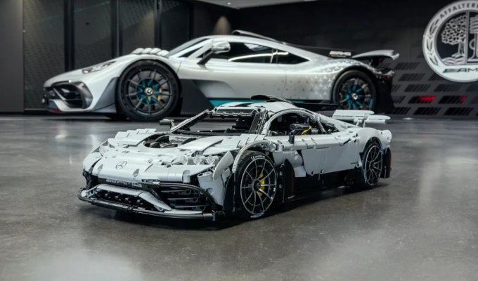 Construction kit for assembling a radio-controlled Mercedes-AMG One model (8 photos)