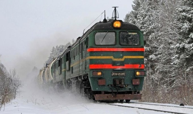 В Омской области сошел с рельсов грузовой поезд с танками (5 фото)