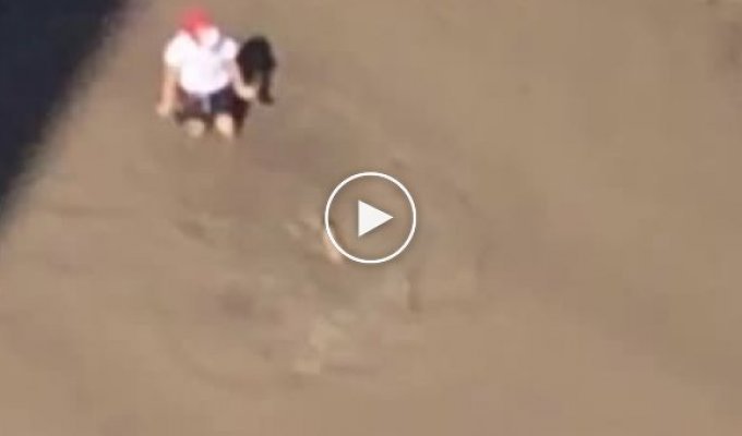 Барнаульские дети купаются в огромной грязной луже