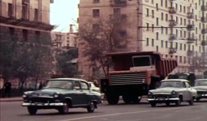 Вспоминаем, какие автомобили колесили по Москве в далеком прошлом (10 фото)