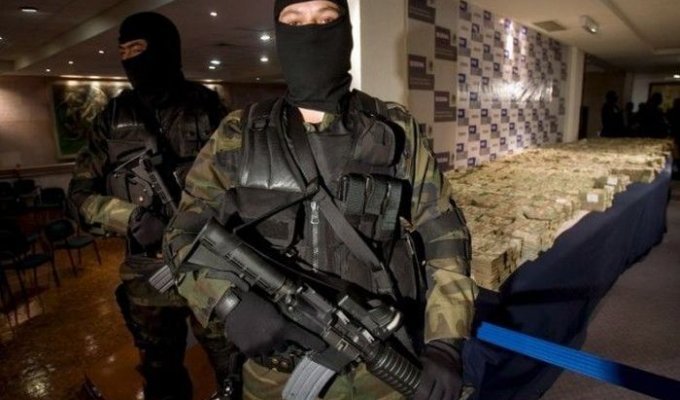 Items confiscated from Mexican drug lords (32 photos)