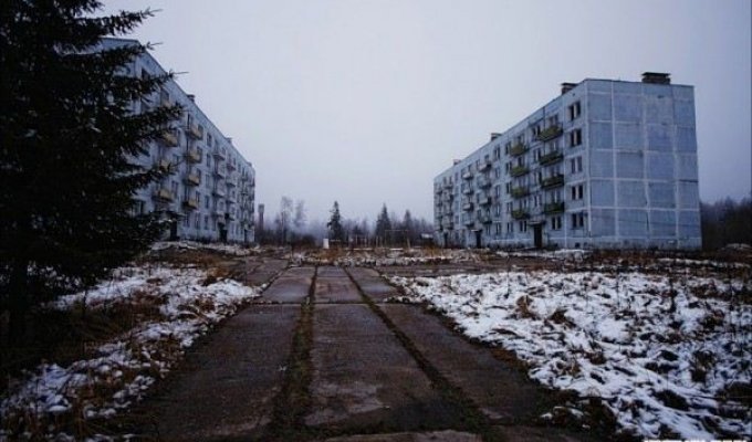 Заброшенный военный городок. (27 фото)