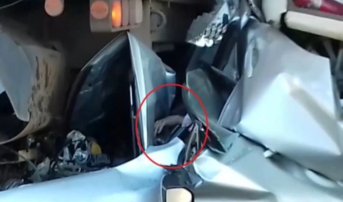 Невероятное везение: водитель выжил в сплющенном грузовиками автомобиле (8 фото)