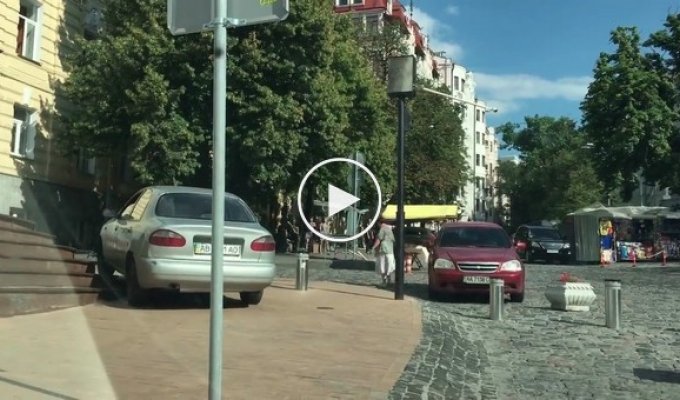 В Киеве водитель Ланоса едва не заехал в церковь, чтобы объехать перекрытую улицу
