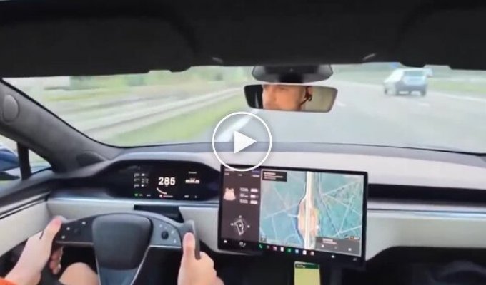 Tesla tire bursts at 285 km/h in Germany; passengers miraculously survive