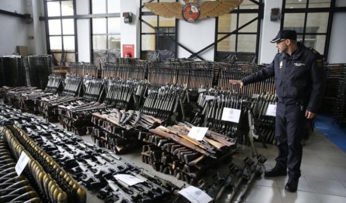 Испанская полиция обнаружила крупный подпольный склад оружия (5 фото)