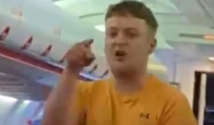 Пьяный пассажир позвал стюардессу замуж, а после отказа устроил скандал на борту (3 фото + 1 видео)