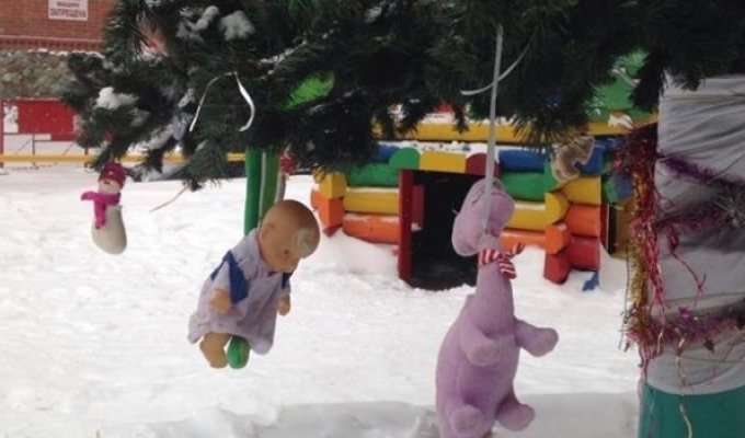 В центре Екатеринбурга елку украсили повешенными младенцами и животными (3 фото)