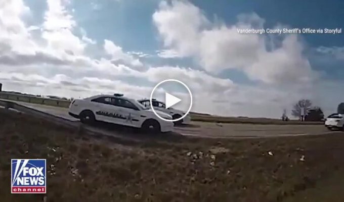 Мужчина украл грузовик с пивом и протаранил полицейскую машину