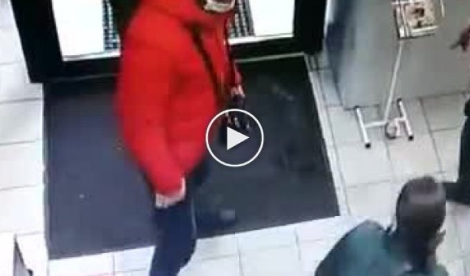 Костромич попытался головой выломать двери магазина