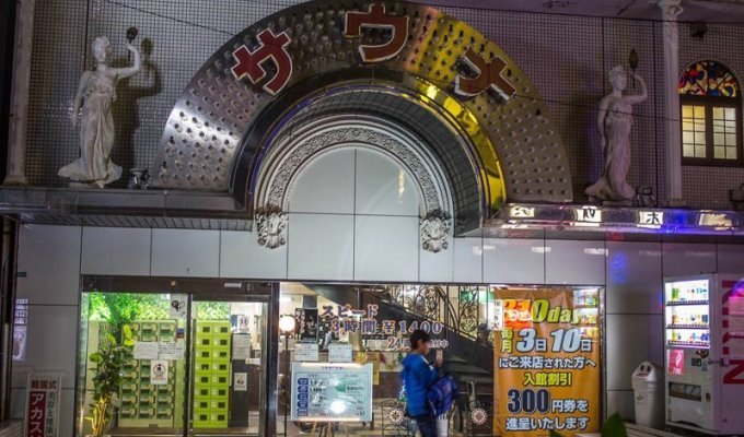 Как устроен капсульный отель и ночная баня в Японии (31 фото)