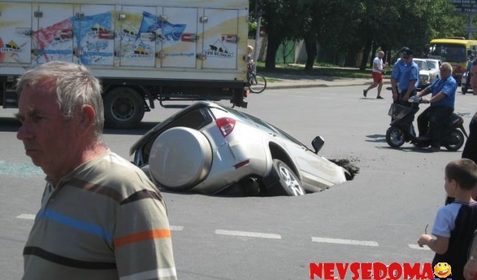  В Одессе машина провалилась под асфальт (7 фото)