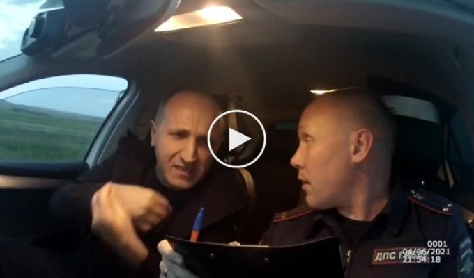 Пьяный водитель решил закусить протоколом в патрульной машине