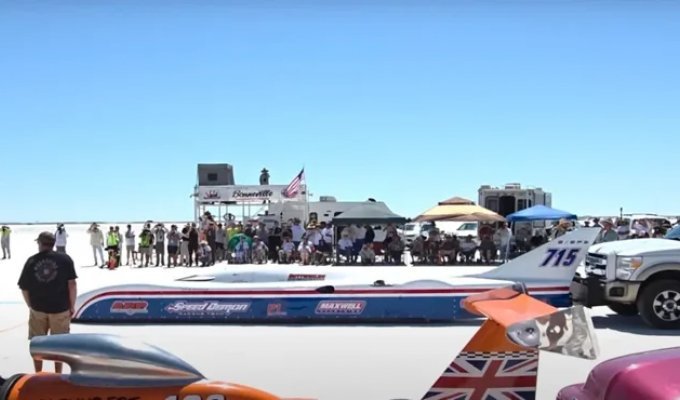 Гонщик погиб при попытке побить рекорд скорости в 756,4 км/ч (2 фото + 1 видео)