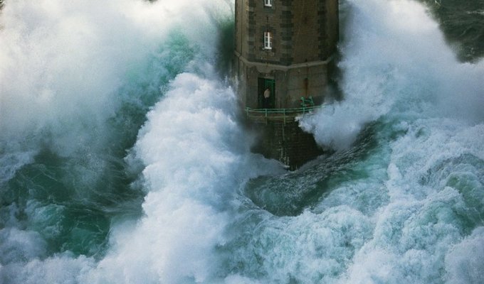 Lighthouse Mare La Jument (16 photos + 2 videos)