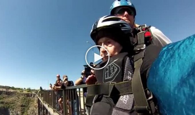 102-ух летняя бабушка прыгнула с моста