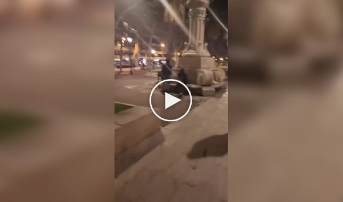 Отчаянная девушка решила прогуляться по ночной Барселоне