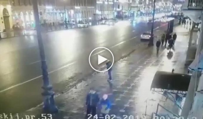 Водитель BMW насмерть сбил пешеходов на Невском проспекте