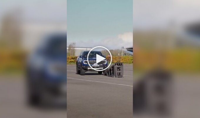 Пікап на двох колесах між стовпами