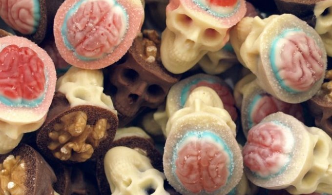 Вкусные шоколадные черепа с «мозгами» из орехов и конфет (10 фото)