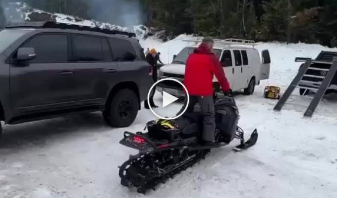 Первый и последний раз паркует свой снежный мотоцикл