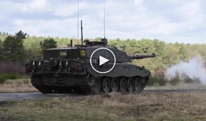 Министерство обороны Великобритании опубликовало видео работы танков Challenger 2, которые планируют передать Украине