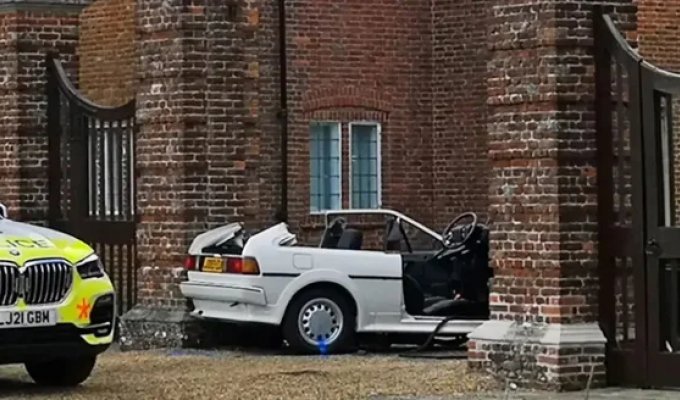 A driver who rammed the gates of the Prime Minister's house was detained in the UK (3 photos + 1 video)