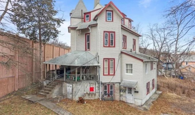 Дом XIX века продают почти вплотную к оживлённой магистрали (6 фото)