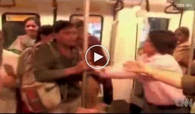 Индия. Женщины бьют мужчин севших в женский вагон