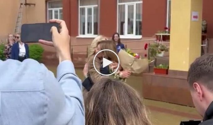 Видео встречи первых леди Джилл Байден и Елены Зеленской