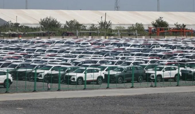 Две трети автодилеров в Китае работают в убыток (1 фото)