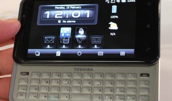 Коммуникатор с QWERTY — Toshiba K01 (живые фото)