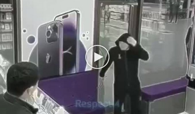 Похищение смартфона из магазина пошло не по плану