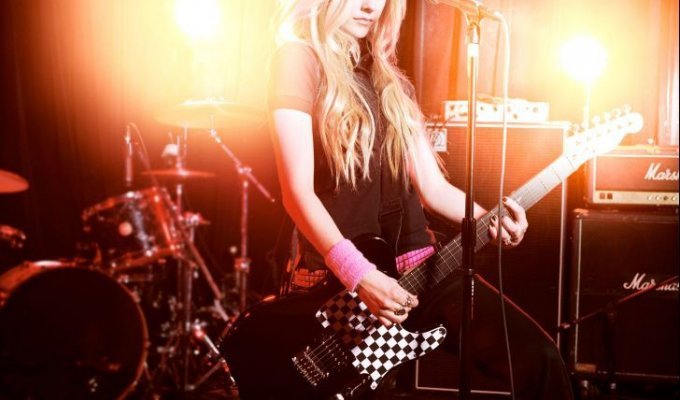 12 самых сексуальных гитаристок в мире рок-н-ролла (13 фото)