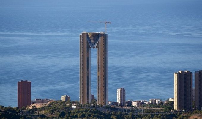 В 47-этажной башне в Испании строители забыли построить лифт (26 фото + видео)