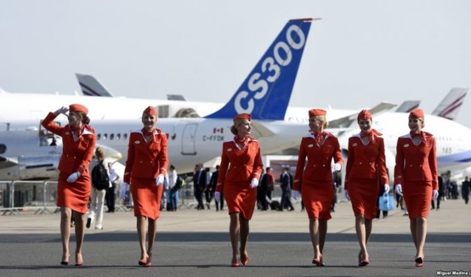 "Старые, толстые, страшные" стюардессы обвинили "Аэрофлот" в дискриминации (3 фото)