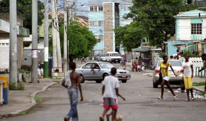 Столица Ямайки превратилась в трущобы (42 фото)