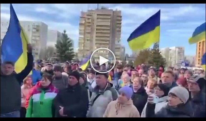Проходит митинг с требованием его освободить заместителя мэра Ивана Самойдюка