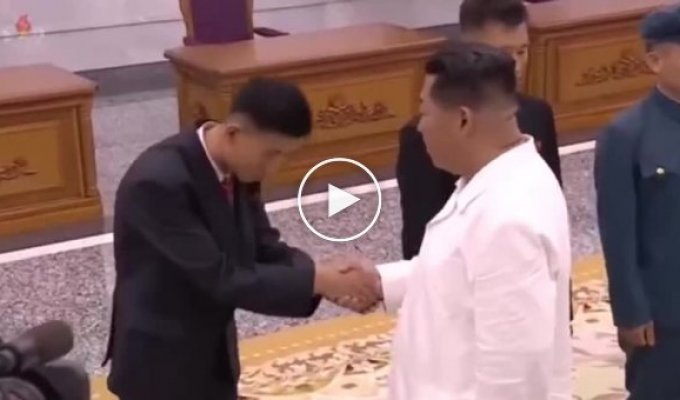 Ким Чен Ын закурил прямо на церемонии награждения