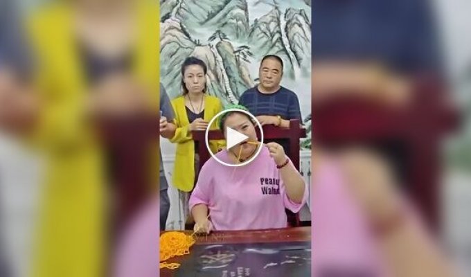 Жительница Китая установила рекорд Гиннеса, сплетя языком 236 звеньев за минуту