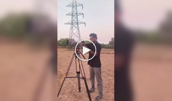 Дівчина станцювала на водонапірній вежі на тлі заходу сонця