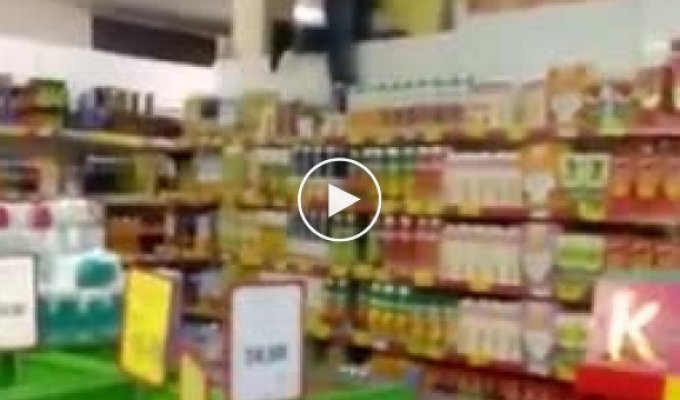 Пьяная женщина из Екатеринбурга разгромила стеллажи в супермаркете