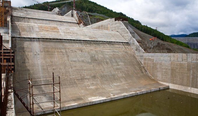 Гигантский водосброс на Саяно-Шушенской ГЭС (15 фото)