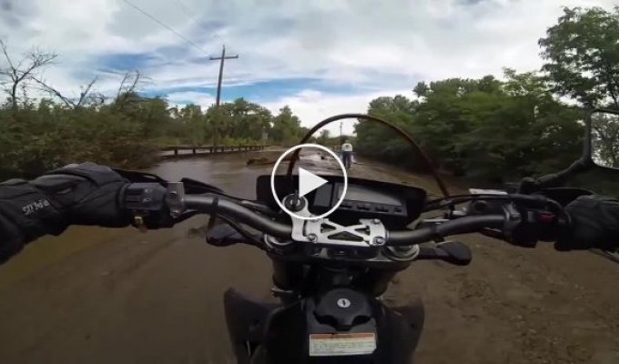 Неудачная попытка пересечь реку на мотоцикле