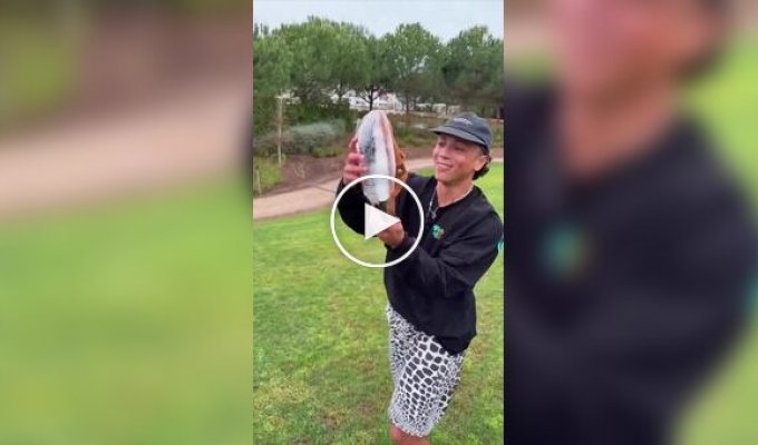 Новое экстремальное хобби для лета: катание на замороженной обуви