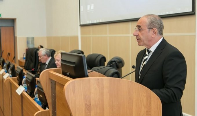 Свердловский замминистра подал в отставку после поручения лайкать посты губернатора (4 фото)