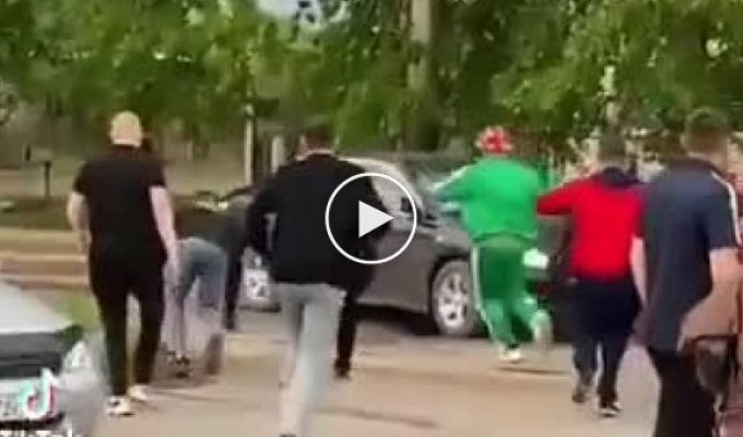 В Кировской области люди забросали камнями автомобиль пьяного водителя, который сбил четырёх человек