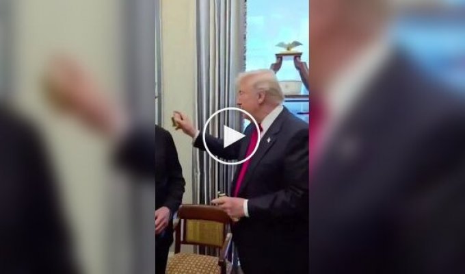 Трамп опрыскал президента Сирии духами во время официальной встречи