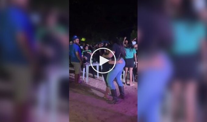 Женщина присоединилась к танцу незнакомца