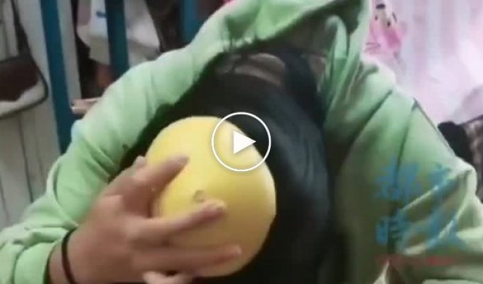 There is a new trend in China: girls use pomelo peels as hair extensions.